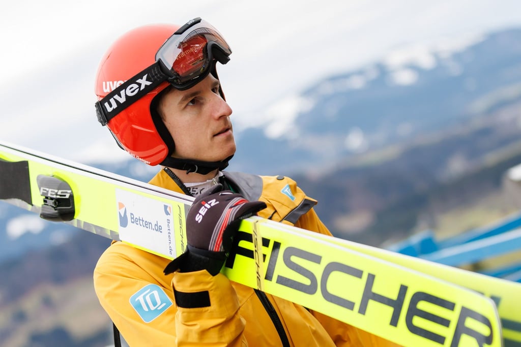 Karl Geiger landet bei der Qualifikation auf Platz 2.