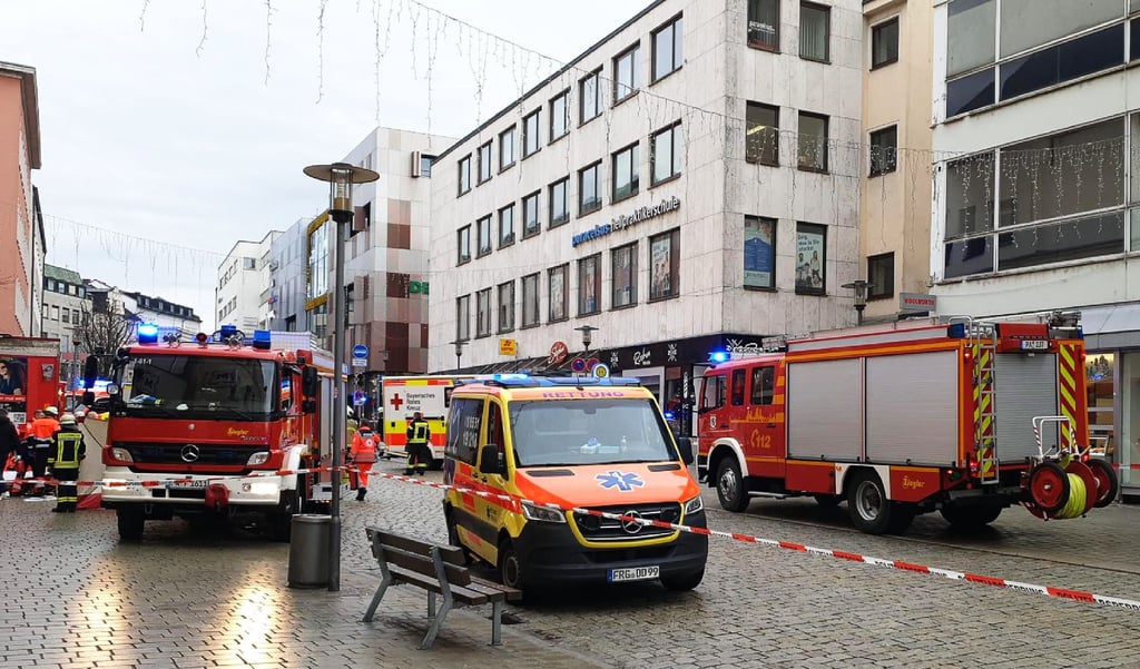 Ein Lastwagen ist in der Passauer Innenstadt in eine Fußgängergruppe gefahren und hat dabei eine Frau getötet.