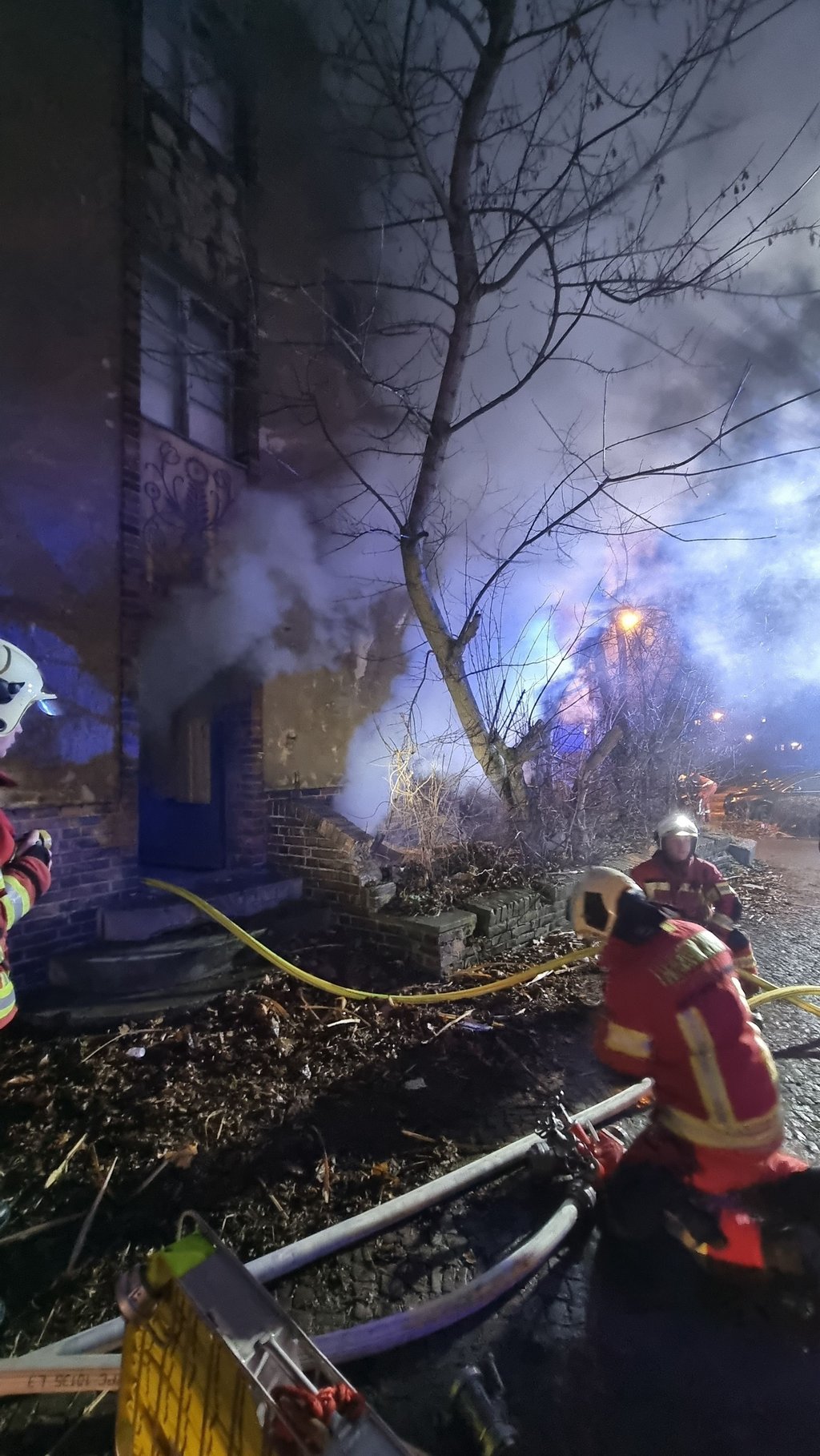 Feuerwehreinsatz am Freitagabend, 29.. Dezember, in der Törtener Straße von Dessau.