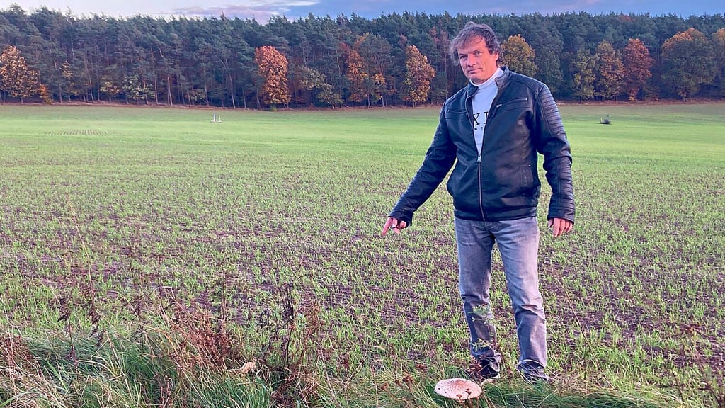 Udo Pfeffer deutet auf die Stelle, an der er das kleine Stück Metall gefunden hat.