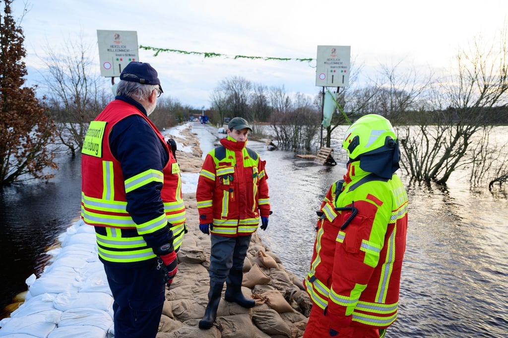 Ehrenamtliche Einsatzkräfte der Feuerwehr besprechen sich auf der Zufahrt zum Serengeti-Park.