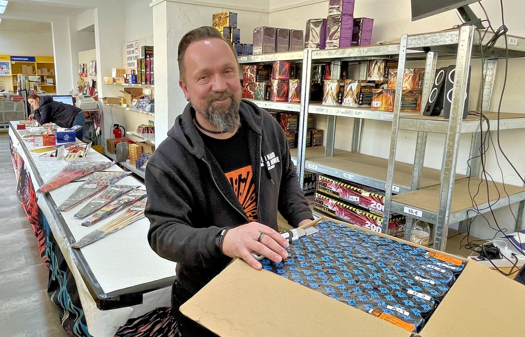 Pyrotechniker Maik Schöpe verkauft schon seit Jahrzehnten Feuerwerk in Bitterfeld. Viele Kunden kommen zu ihm wegen der guten Beratung.