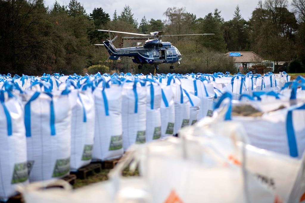 Ein Hubschrauber vom Typ Super Puma der Bundespolizei ist am Barneführer Holz im Einsatz.