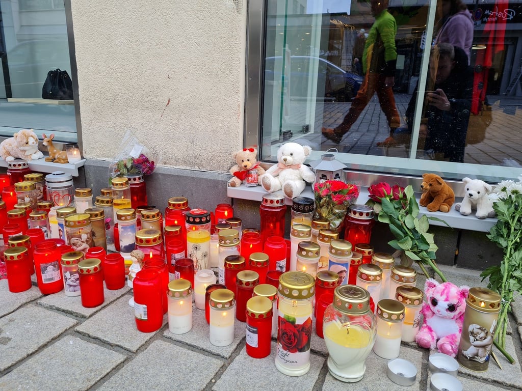 Ein Lastwagen hat am Freitag im niederbayerischen Passau mehrere Fußgänger erfasst und dabei eine Mutter und ihre elfjährige Tochter getötet.