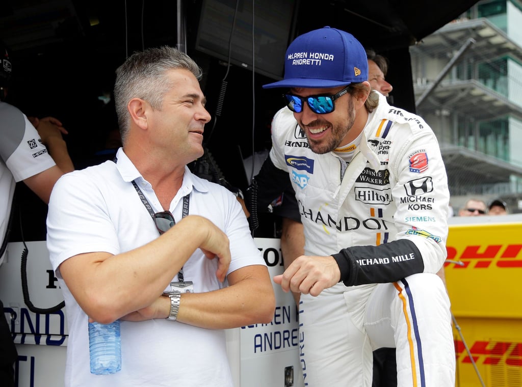 Gil de Ferran (l) 2017 im Gespräch mit Fernando Alonso während eines Trainings für das IndyCar-Rennen Indianapolis 500.