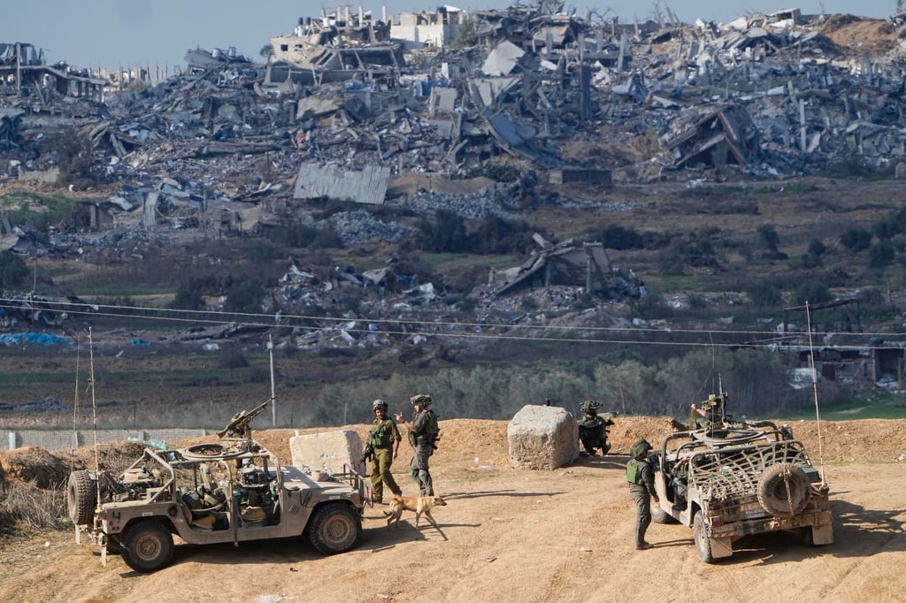 Israelische Soldaten beziehen in der Nähe der Grenze zum Gazastreifen Stellung.