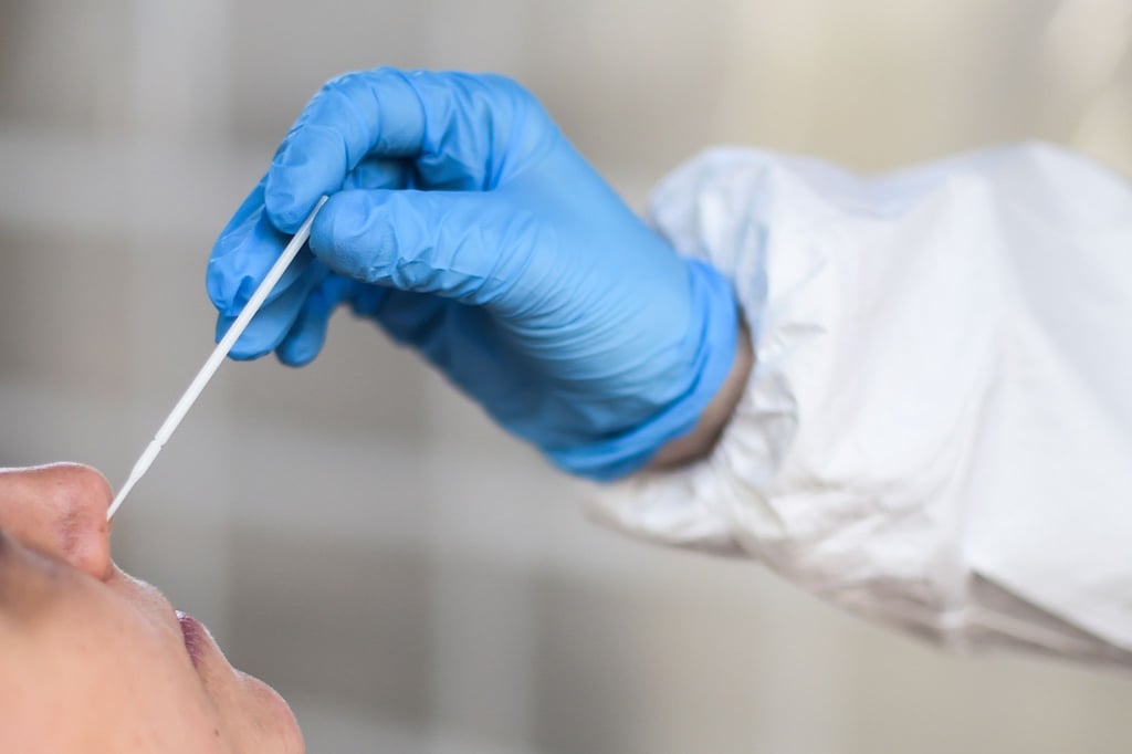 Ein Corona-Test wird gemacht.