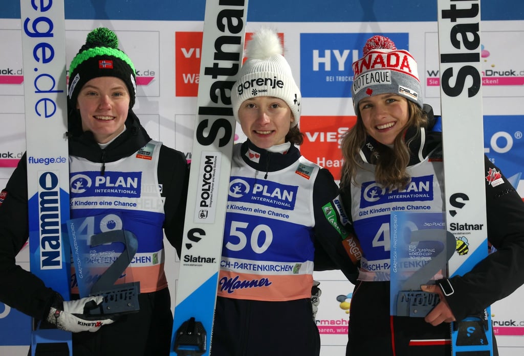 Eirin Maria Kvandal (l-r), Siegerin Nica Prevc und Abigail Strate bei der Siegerehrung.