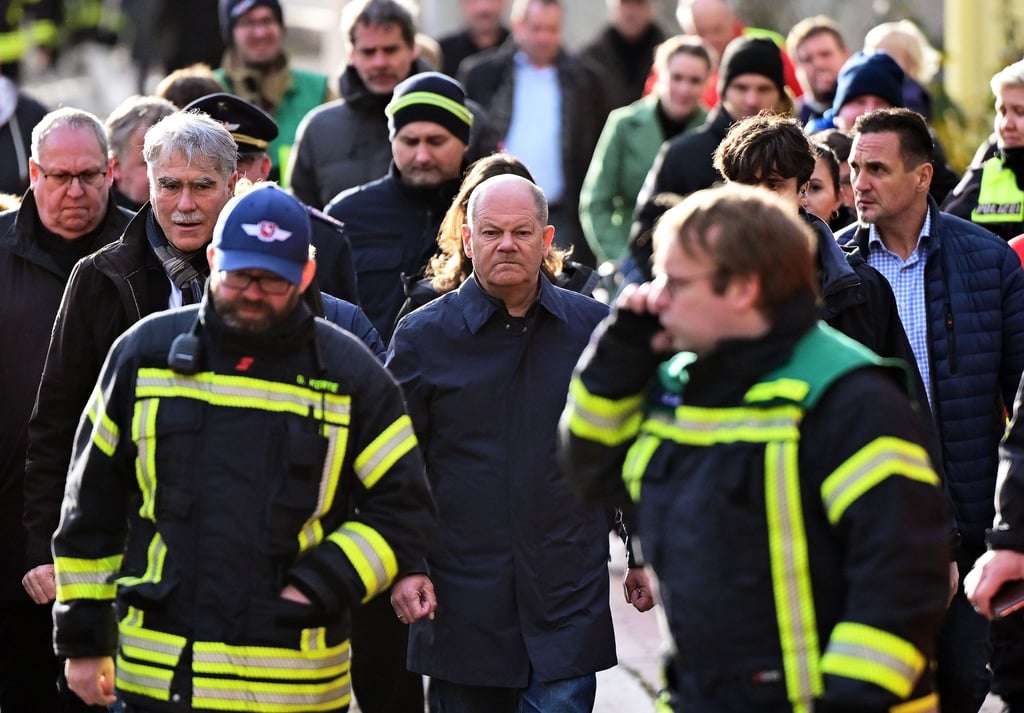 Bundeskanzler Olaf Scholz in der Innenstadt von Verden/Aller.