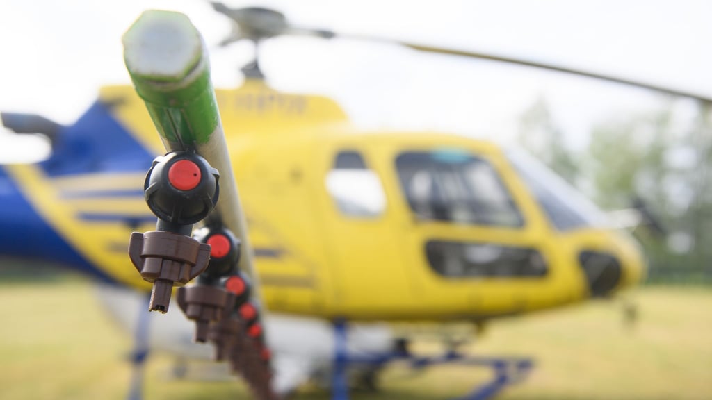 Düsen an einem Hubschrauber. Daraus wird ein Biozid auf vom Eichenprozessionsspinner befallene Gebiete gesprüht.
