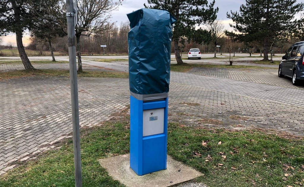 Einer der zerstörten Parkautomaten am Mondsee - beide wurden mittlerweile abgedeckt.