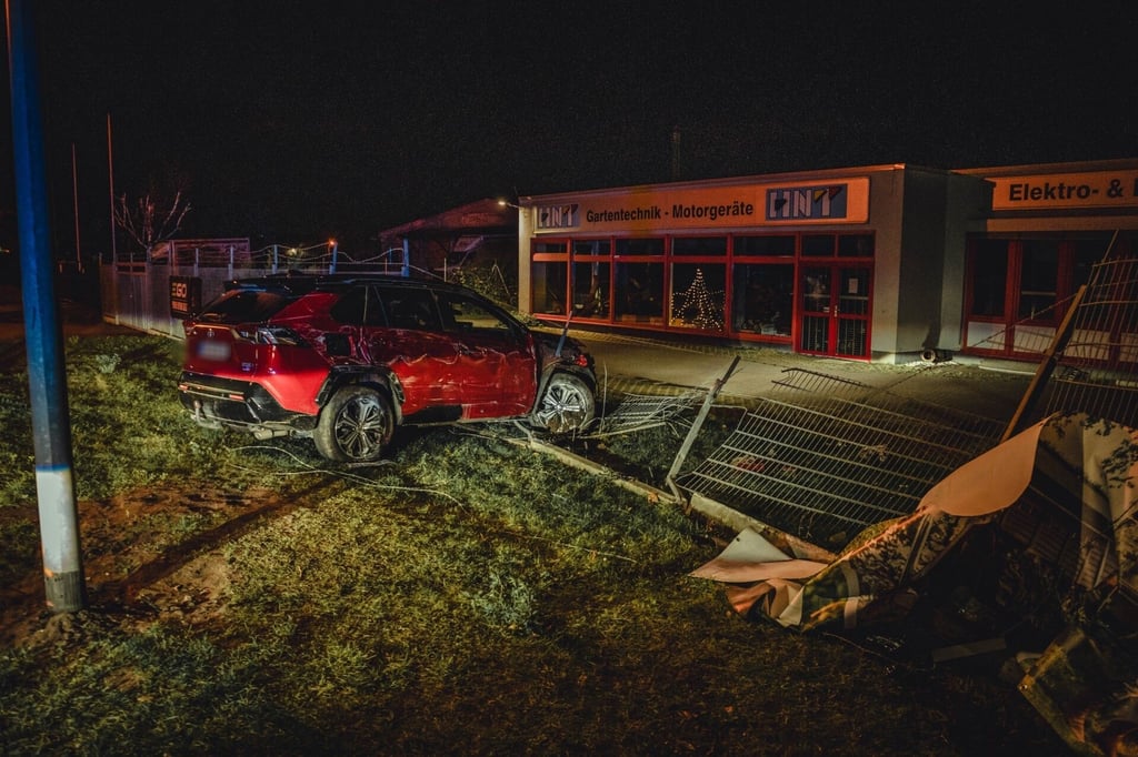 Schwerer Unfall in Köthen: Das Unfallauto in der Gnetscher Straße.