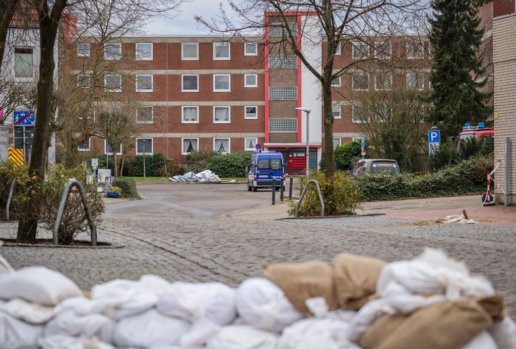 Sandsäcke liegen vor einem evakuierten Wohnhaus.
