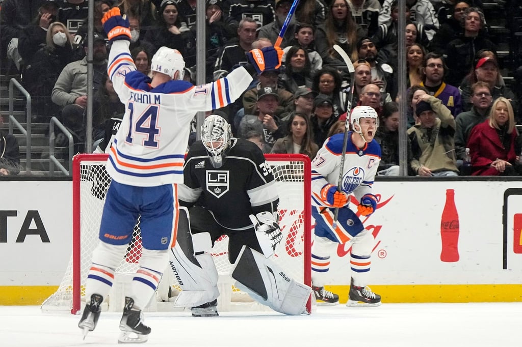 Oilers-Star Connor McDavid (r) glänzte bei seinem Jubiläum.