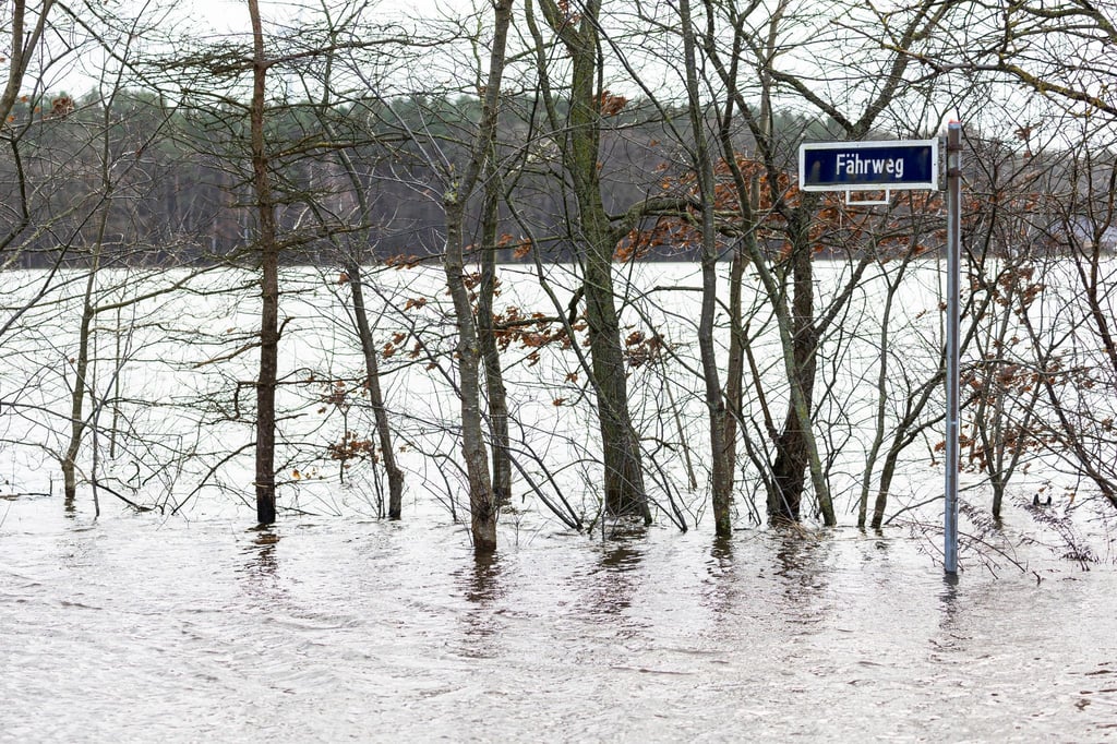 In der Nähe vom Ortsteil Jeversen der Gemeinde Wietze im Landkreis Celle ist die Aller über die Ufer getreten.