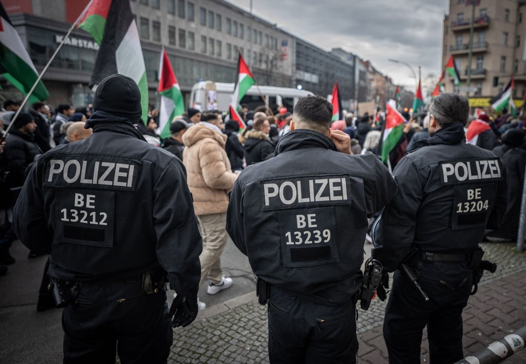 Berliner Polizisten begleiten eine Propalästinensische Demonstration am Hermannplatz in Neukölln.