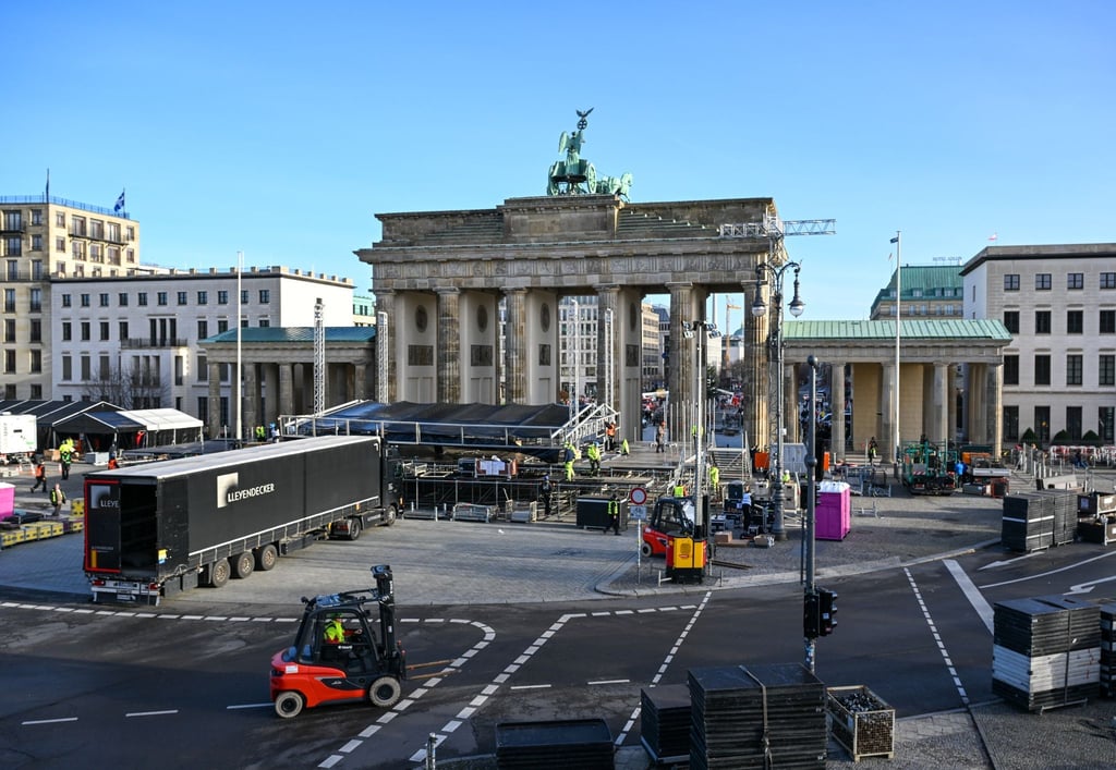 Aufbau der Silvesterparty am Brandenburger Tor.