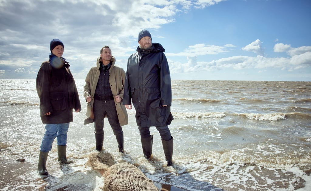 Ann Kathrin Klaasen (Picco von Groote) neben ihren Kollegen Rupert (Barnaby Metschurat) und Frank Weller (Christian Erdmann) vor einer angespülten Leiche.