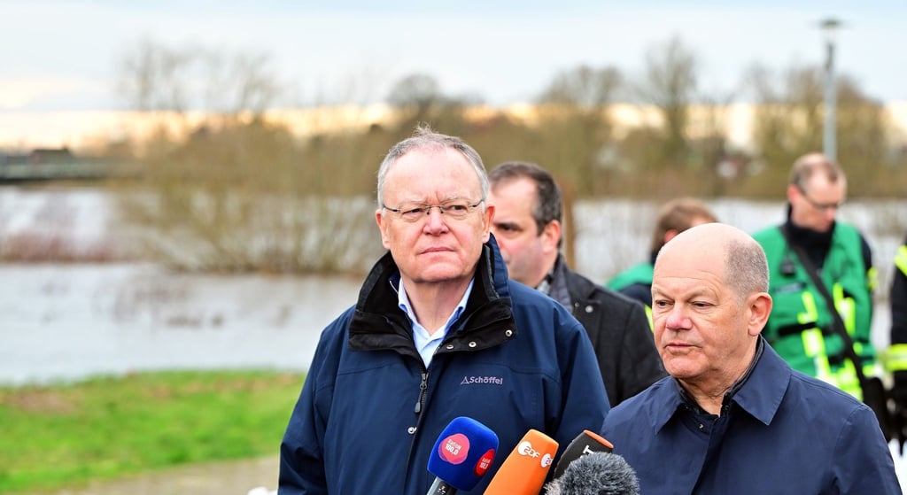 Bundeskanzler Olaf Scholz (r) und Stephan Weil besuchen das Hochwassergebiet am Zusammenfluss von Weser und Aller in Verden.