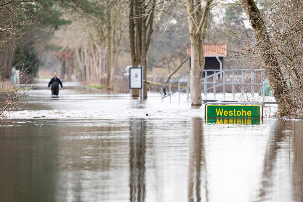 Überflutete Straße in der Siedlung Westohe der Gemeinde Winsen (Aller) im Landkreis Celle.