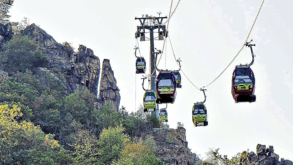 Seit 2012 bringen hellgrüne und bordeauxfarbene Kabinen die Fahrgäste mit der Selbahn Thale hinauf zum Hexentanzplatz.