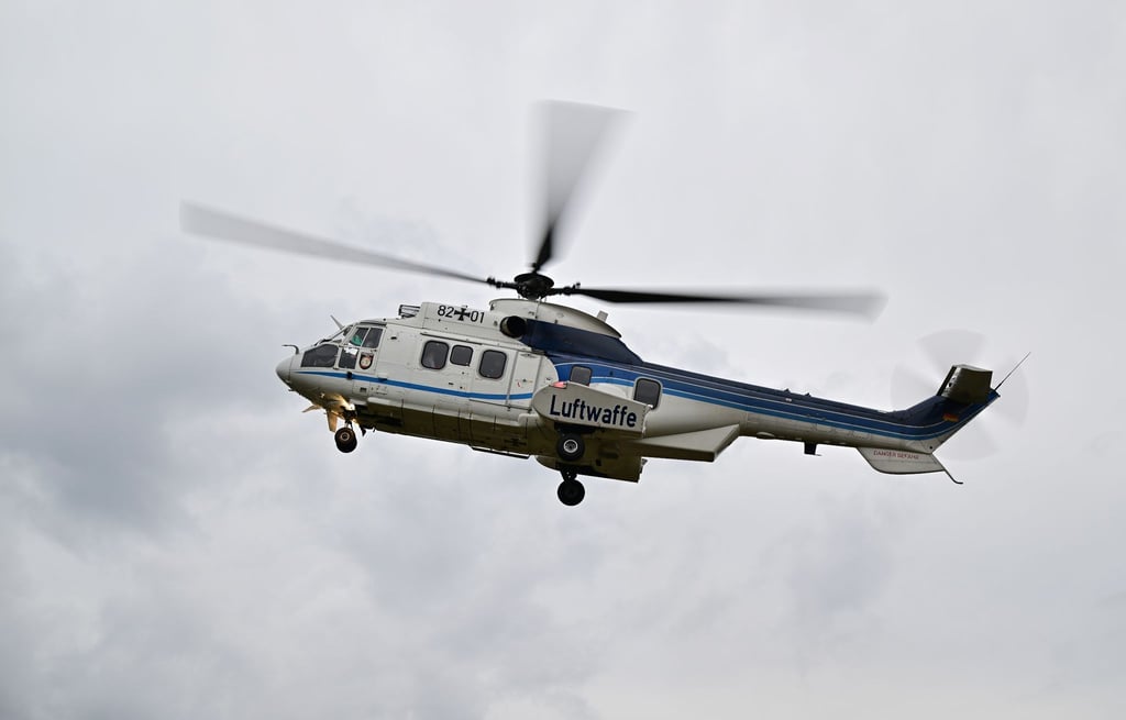Ein Helikopter der Luftwaffe mit Bundeskanzler Olaf Scholz (SPD) an Bord landet.