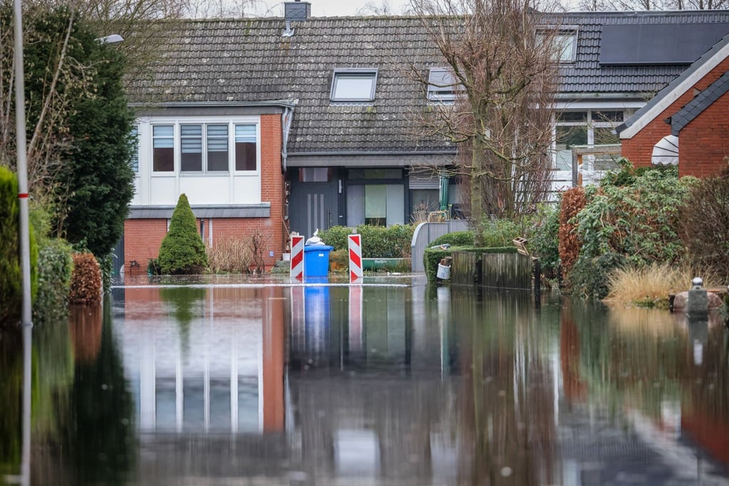 Wasser steht in einer evakuierten Wohnstraße nahe der Wörpe in Lilienthal.