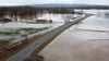 Hochwasser an der Helme: Bei Martinsrieth stehen die Felder&nbsp; nahezu komplett unter Wasser.&nbsp;