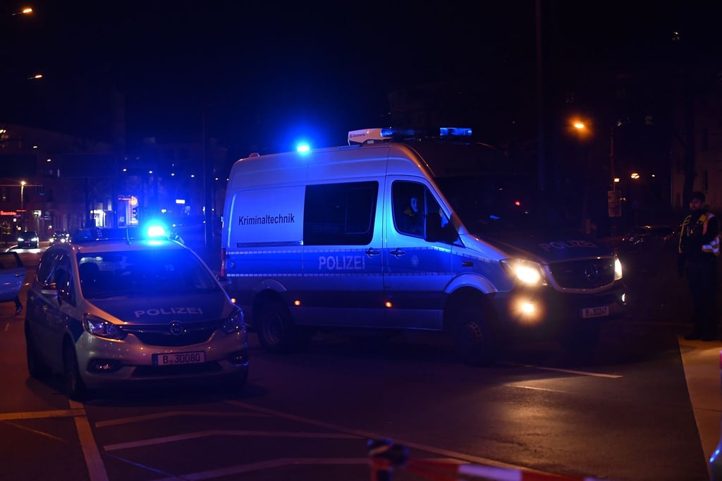 Polizeiautos stehen in der Nähe des Tatorts im Berliner Stadtteil Pankow.