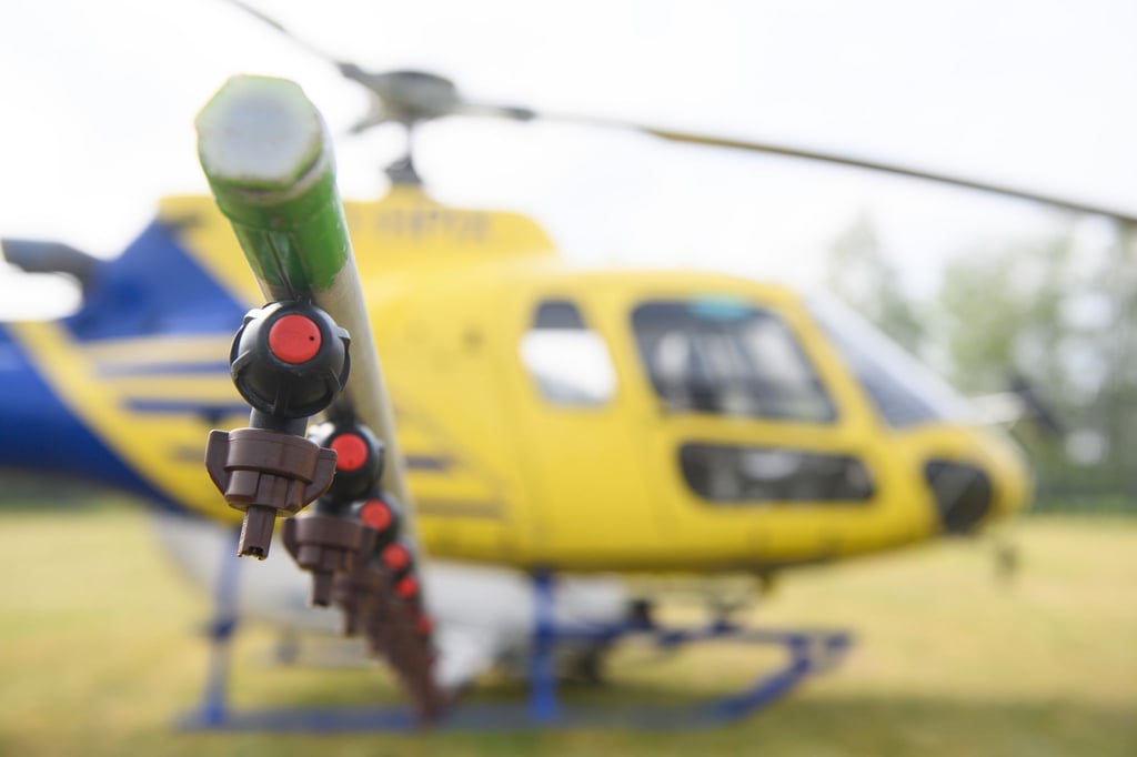 Düsen an einem Hubschrauber. Daraus wird ein Biozid auf vom Eichenprozessionsspinner befallene Gebiete gesprüht.