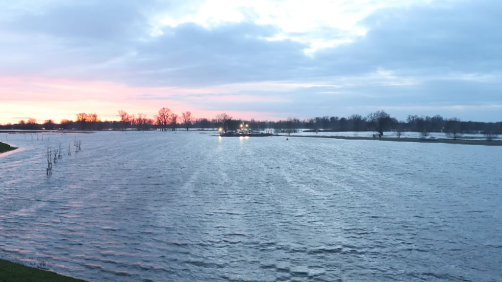 Noch kann die Fähre in Sandau im Kreis Stendal durch die überfluteten Flächen bis hin über den Strom der Elbe zum anderen Ufer fahren. Zum Silvesterwochenende hatte die Fähre Pause.