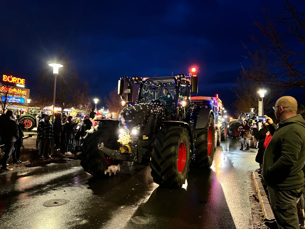 Vom Bördepark in Magdeburg aus starteten die Landwirte mit ihren geschmückten Traktoren zur Lichterfahrt 2024 durch Magdeburg.