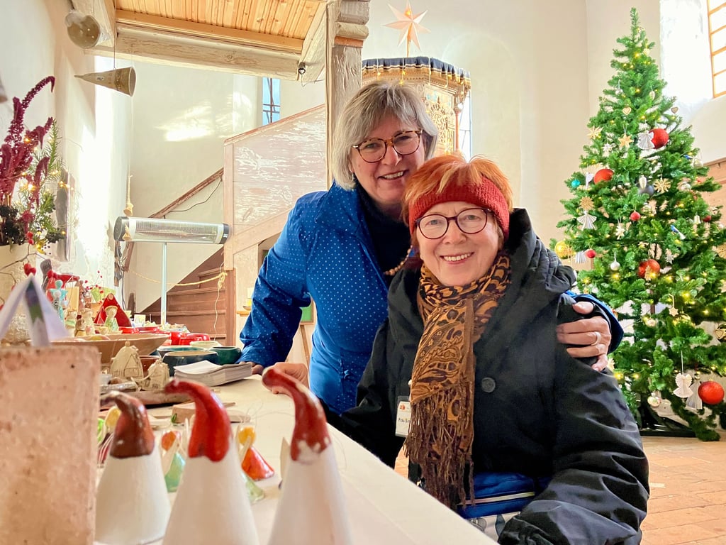 Beim Advendsmarkt in der Döblitzer Kirche verkauften Dagmar Frühauf und Birgit Simon (von links) selbstgemachte Waren, um Geld für ihren Förderverein zu sammeln.