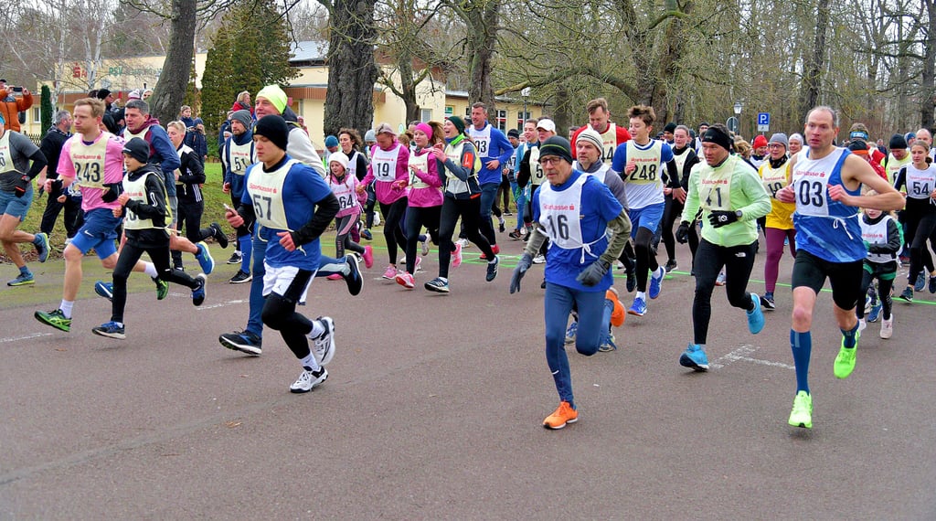 Insgesamt 150 Starter gingen beim Silvesterlauf des PSV Bernburg auf die drei angebotenen Strecken im Krumbholz.