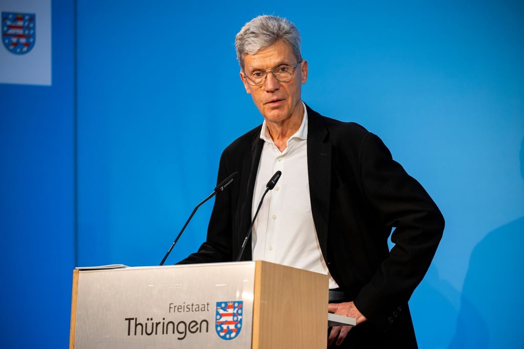 Helmut Holter (Linke), Thüringer Minister für Bildung, Jugend und Sport, spricht bei einer Pressekonferenz.