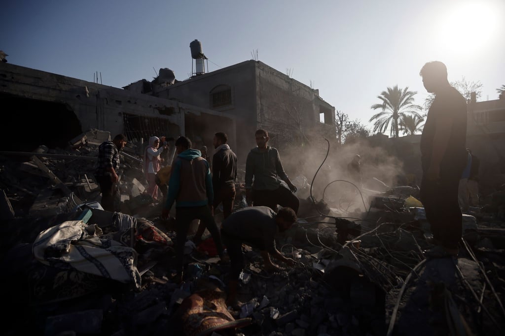 Palästinenser inspizieren die Schäden an einem zerstörten Haus nach israelischen Luftangriffen.