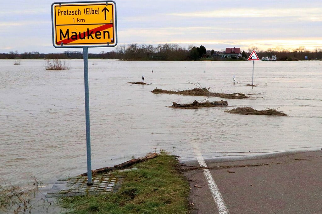 Das Hochwasser in der Elbe fällt, hier bei Mauken.