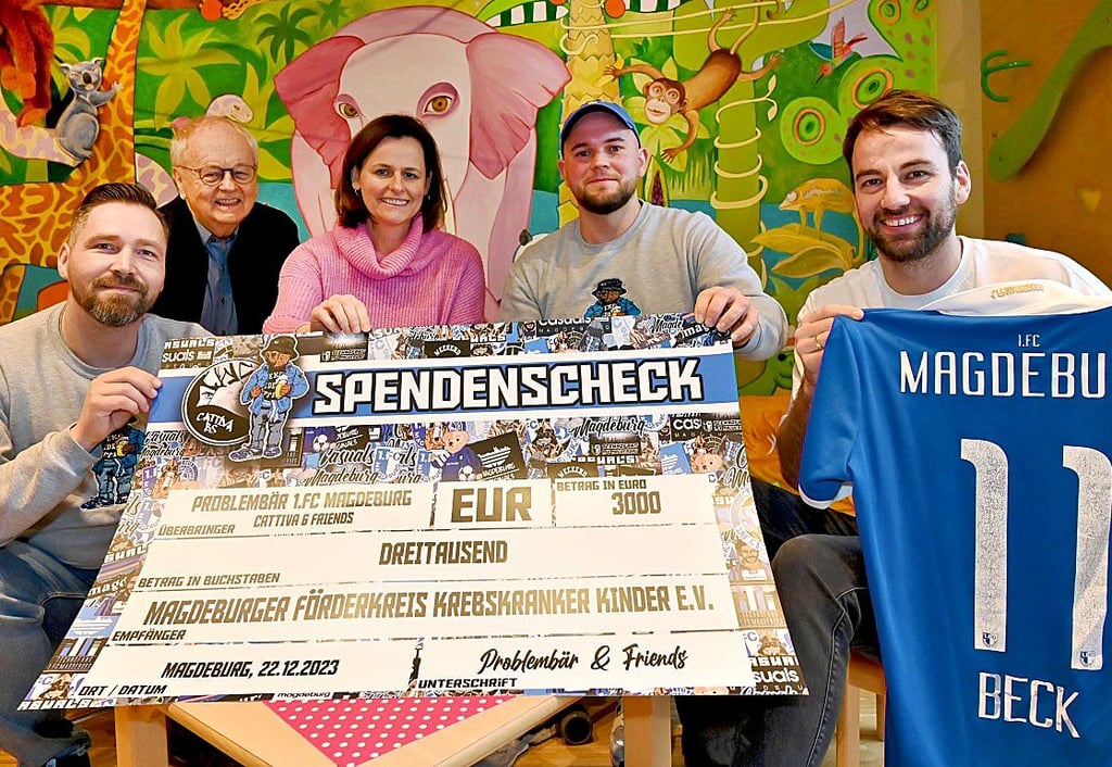 Für den Verein Magdeburger Förderkreis krebskranker Kinder überreichten Andy (links) und Phil (2. v .r.) vom FCM-Fanclub sowie Christian Beck (rechts) als Unterstützer eine Spende von 3.000 Euro an Sandra Matz, Koordinatorin des Vereins und der Stiftung, und den Ehrenvorsitzenden der Stiftung Elternhaus, Uwe Mittler.