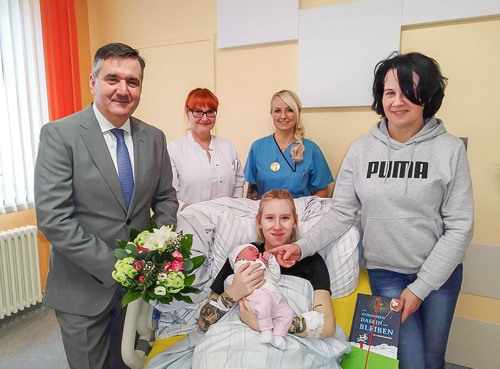 Lia, die kleine Tochter von Emily Zänsdorf, ist das Neujahrsbaby im Harzklinikum Wernigerode. Glückwünsche kamen auch von Landrat Thomas Balcerowski, Oberärztin Dr. Uta Schulze, Silvana Buch, Leitende Hebamme, und Großmutter Diana Wernicke aus Hasselfelde (v.l.).