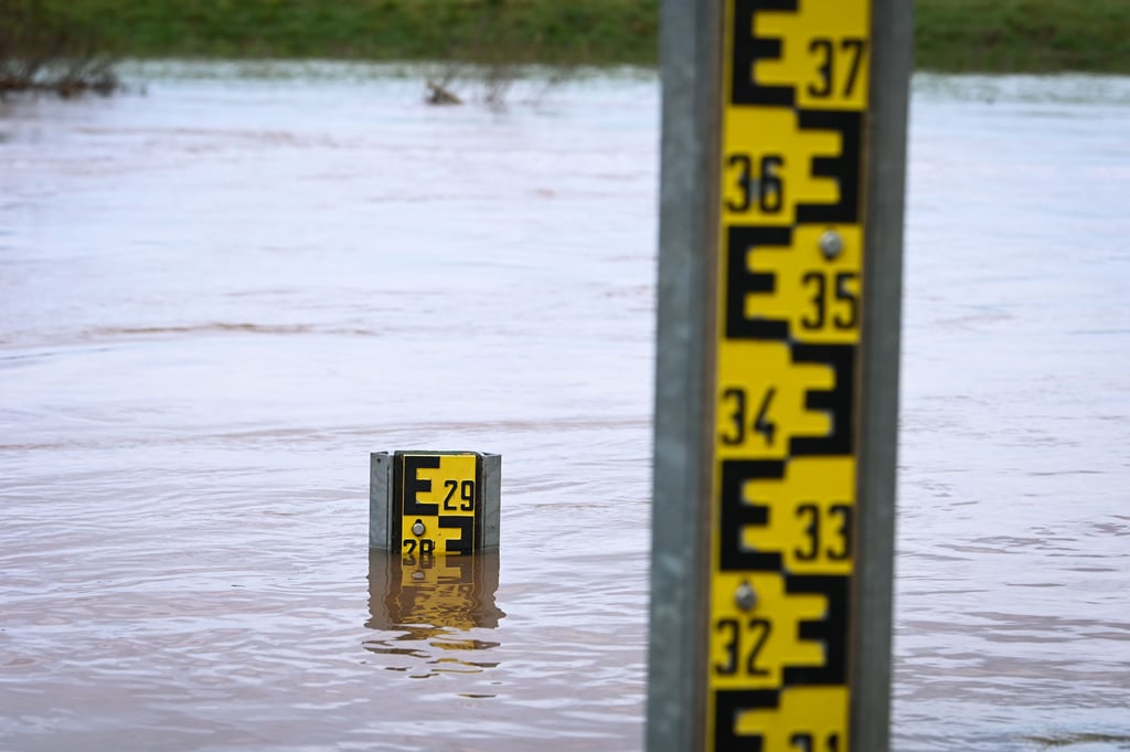 Eine Pegelmessanzeige im Hochwasser der Helme. Hier ist die Hochwasserlage weiter kritisch. Halten die Deiche?