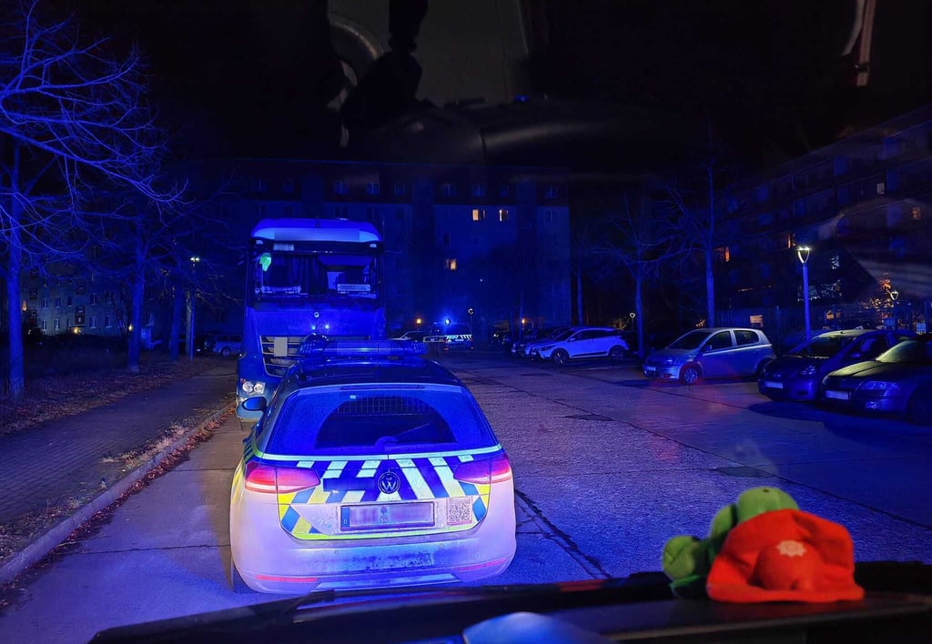 Silvester-Einsätze in Haldensleben: Feuerwerkskörper setzt Plastik auf Balkon in Brand.