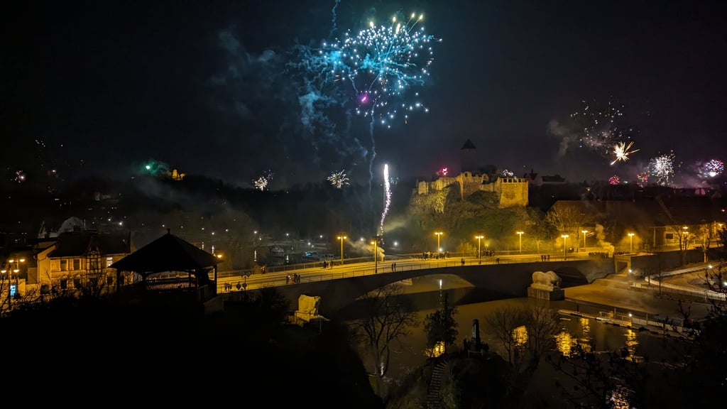 Silvester 2023 in Halle: Blick auf die Burg Giebichenstein: Um Mitternacht wurde der Himmel über Halle bunt.