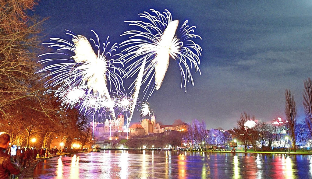 Das von Pyrotechniker Michael Funke entworfene Feuerwerk über dem Schloss zog wieder tausende Besucher an.