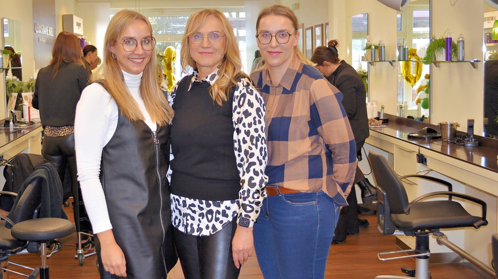 In die Fußstapfen von Mutter Friseurmeisterin Christiane Bredin treten in Osterburg (Altmark) ihre Töchter Lea (links) und Annika.