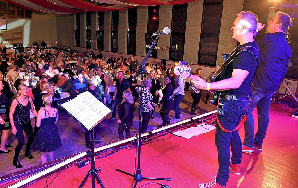 Silvesterparty in der Zerbster Friesenhalle: Die Partyband „Empire“ heizt den Gästen ordentlich ein. Die Stimmung ist ausgelassen.