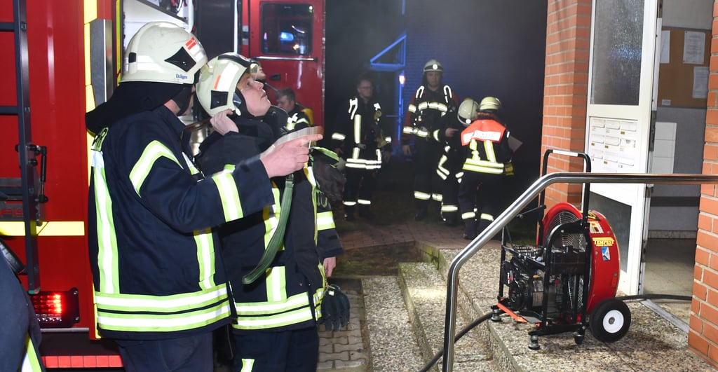 Die Einsatzkräfte hatten die Lage im und am Wohnblock schnell im Griff.