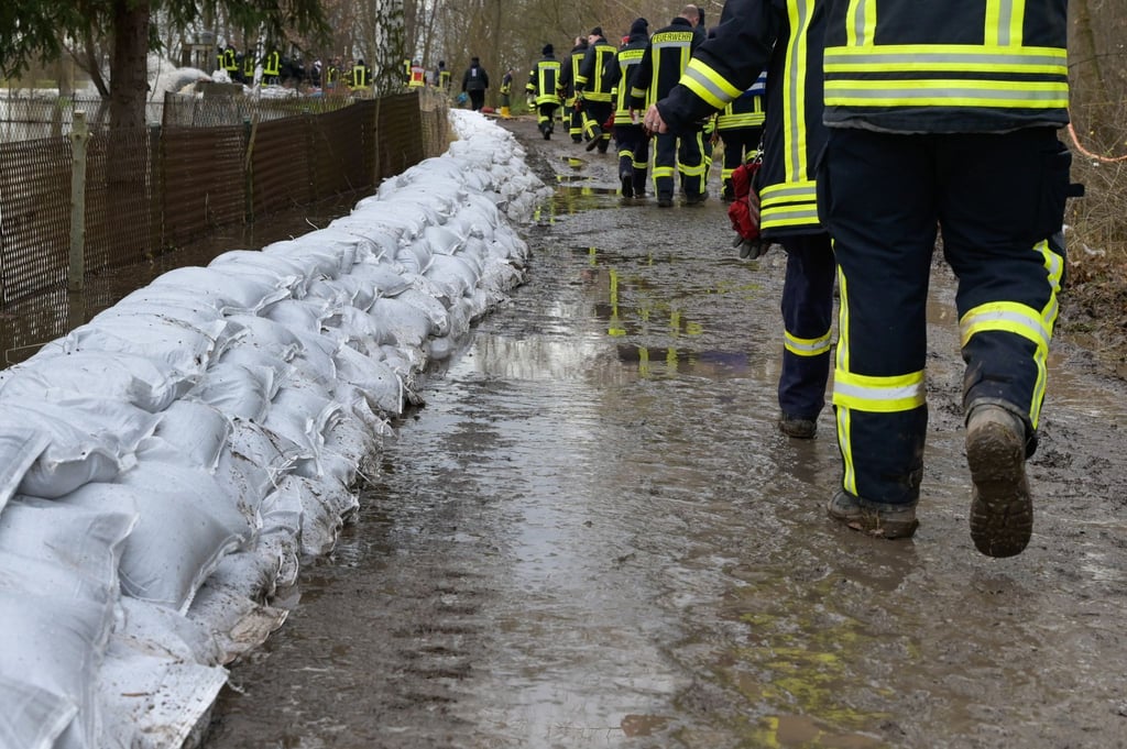Ein Sandsackwall wurde von Feuerwehren und Einwohnern entlang des Flusses Helme errichtet.