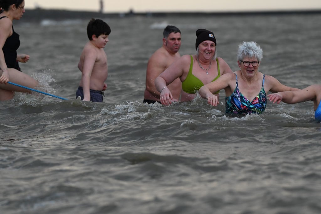 Stück für Stück hüpfen die Schwimmer ins Wasser.