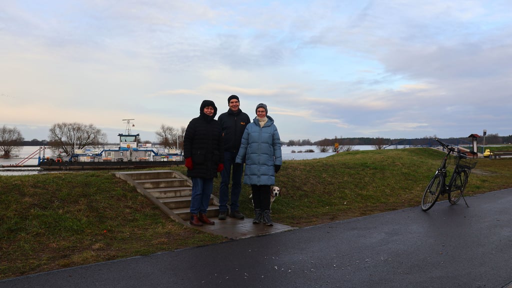 Am Neujahrsmorgen schauten Einwohner in Sandau am Elbdeich, wie weit das Hochwasser angestiegen ist. Die Fähre wird am Dienstag wieder ihren Betrieb aufnehmen.