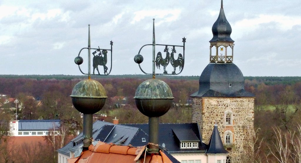Zwei Wetterfahnen drehen sich auf dem Kirchturm der Möckeraner St.-Laurentiuskirche. Dreht sich der Wind für die Kirchengemeinde Möckern?